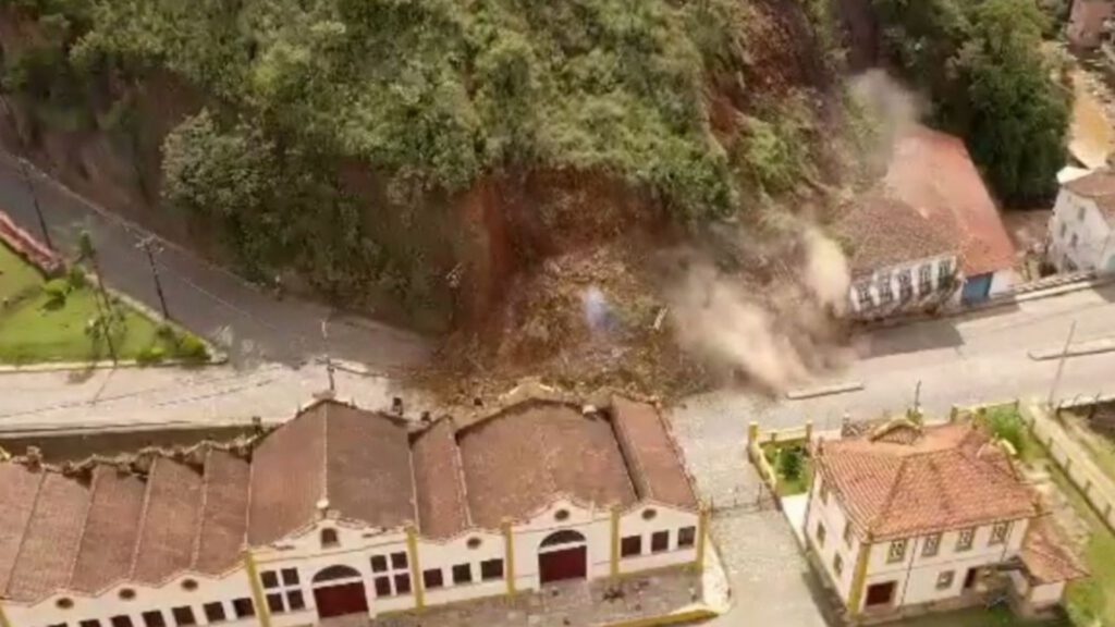 Demonstrar uma situação de deslizamento de terra em que uma casa foi atingida.