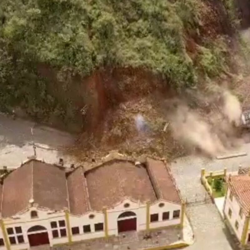 Demonstrar uma situação de deslizamento de terra em que uma casa foi atingida.