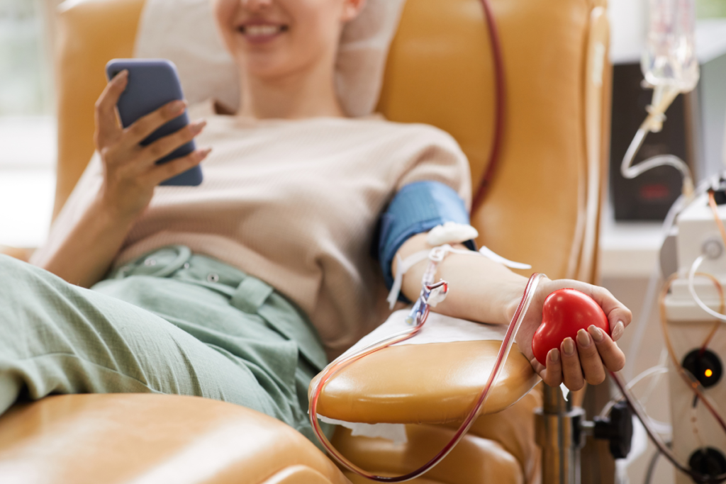 Mulher fazendo tratamento recebendo doação de sangue, efetivo para tratamento de doenças do sangue.